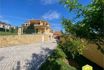 4 bedroom house with large garage and views of Serra dos Candeeiros - a short distance from Benedita